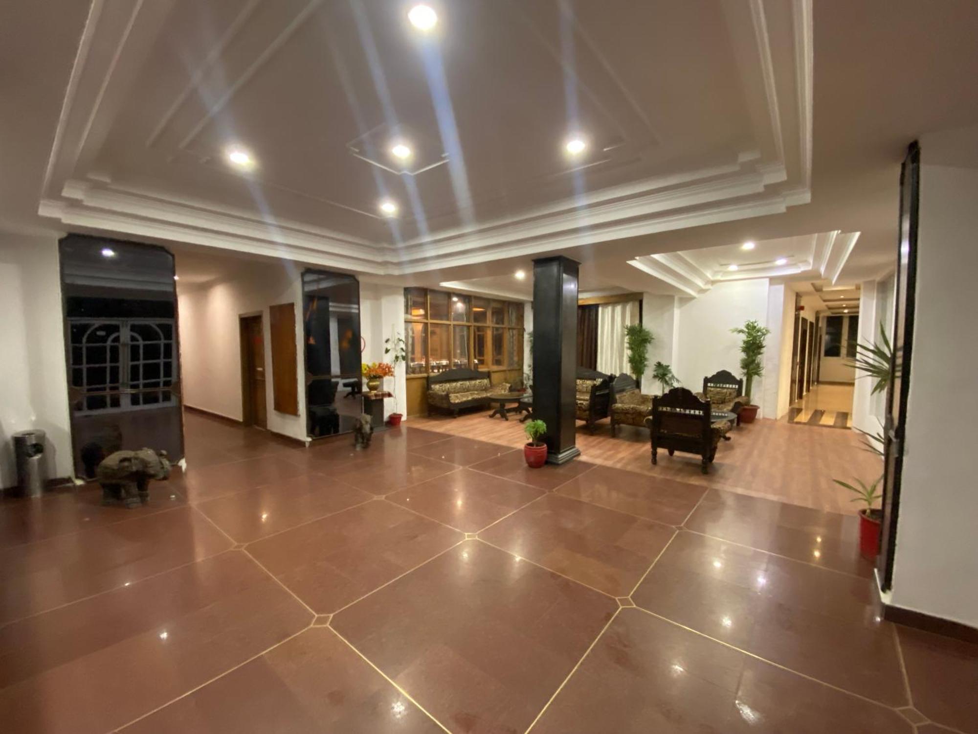 Grand Him Queen Ac Centralized Dharamshala Extérieur photo