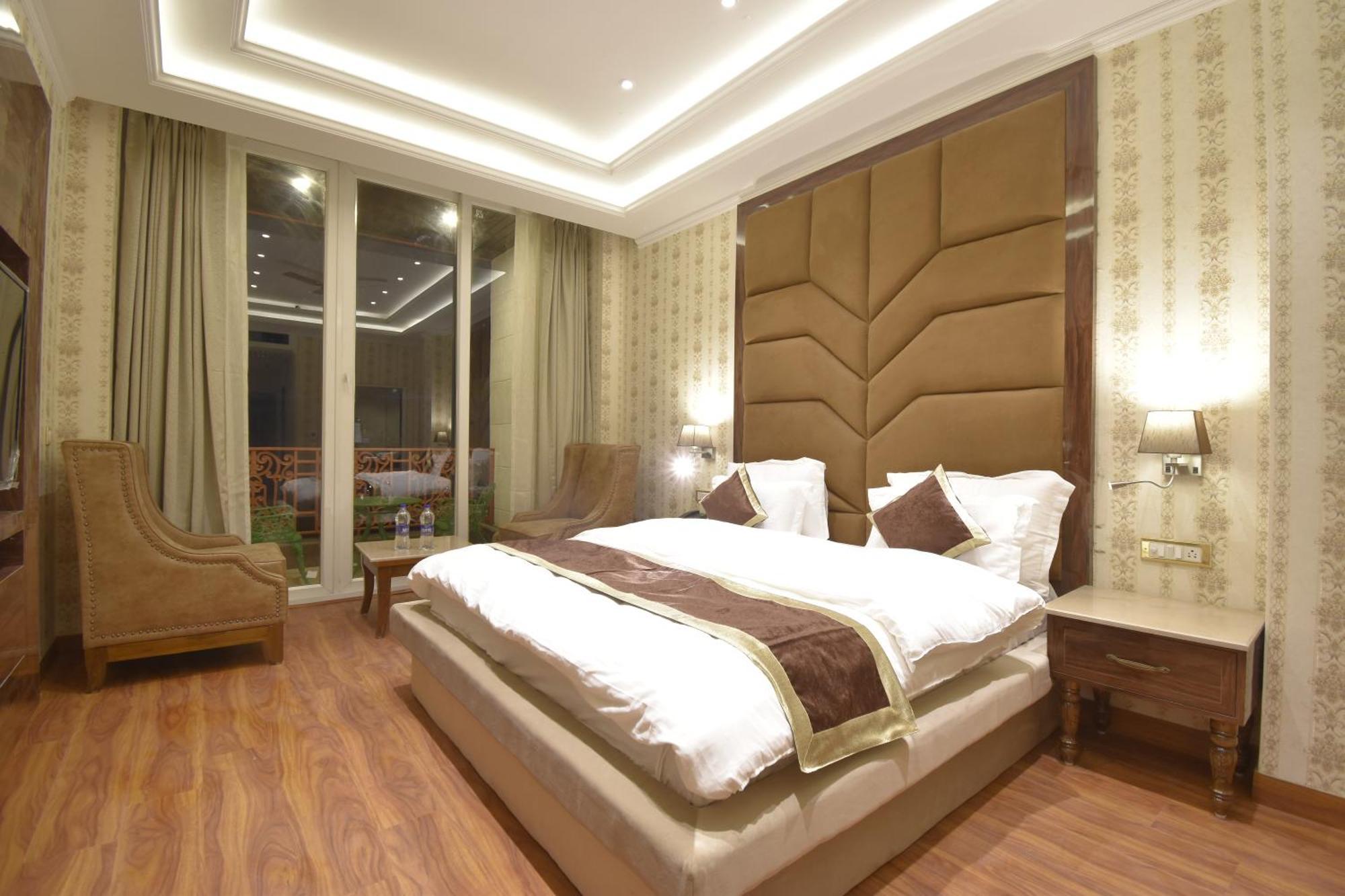 Grand Him Queen Ac Centralized Dharamshala Extérieur photo